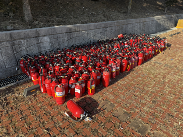 국립산림치유원 내에서 재활용 처리를 앞둔 폐소화기를 수거해 분류·정리하고 있는 모습.