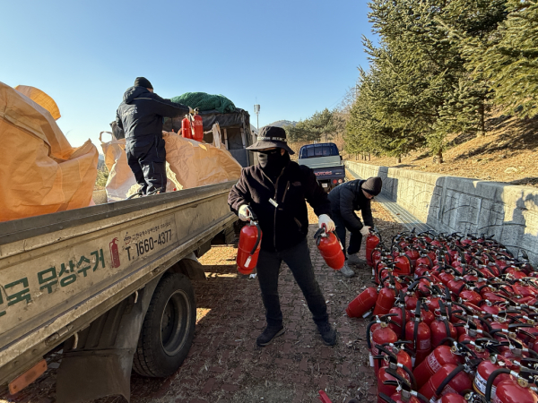 노후 소화기 교체로 발생한 폐소화기를 재활용 처리하기 위해 수거·상차하는 모습.