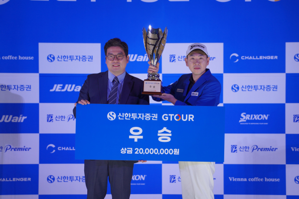 2026 신한투자증권 GTOUR’ 1차 대회 시상식에서 (왼쪽부터)골프존 손장순 본부장, 우승자 이성훈이 기념사진을 촬영하고 있다.
