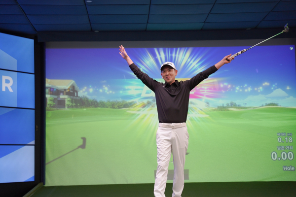 2026 신한투자증권 GTOUR’ 1차 결선에서 우승자 이성훈이 18번홀 챔피언샷 버디 기록 후 기뻐하고 있다.