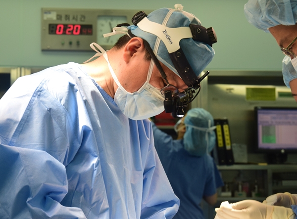 수술 중인 대전을지대병원 심장혈관흉부외과 최진호 교수