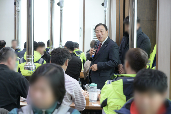 12일 최민호 시장, 새해 맞아 환경관리원 노고 격려 모습