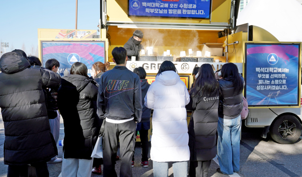 푸드트럭 앞에서 음식을 먹고있는 수험생 및 학부모들