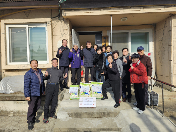 회덕농협, 관내 경로당에 사랑의 쌀 및 고기 나눔 행사 단체사진