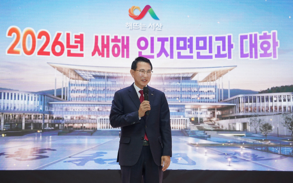 13일, 인지면 어울림건강센터에서 열린 인지면민과 대화 진행중인 이완섭 시장