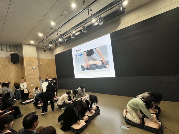 진로교육원에서 열린 역량강화 연수 진행 (심폐소생술 교육 모습)