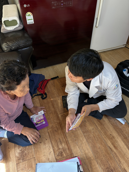 전수조사 전담 인력이 어르신 가정을 방문해 전수조사 진행 모습