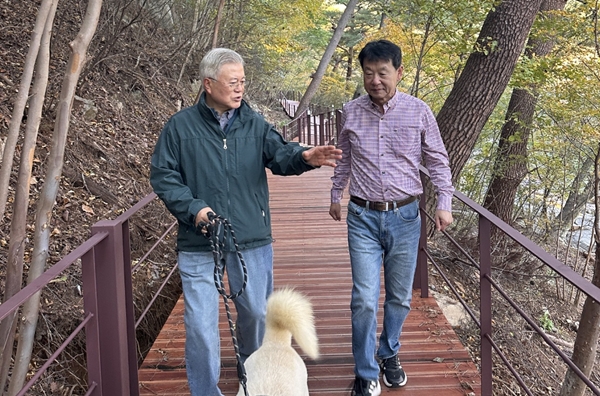 문재인 전 대통령(왼쪽)과 김한수 전 배재대 부총장 / 김한수 전 부총장 제공
