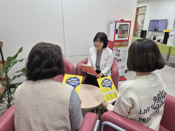 유성 치매안심센터직원이 치매조기검진에 대해 안내하고 있다.