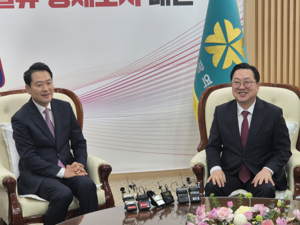 장동혁 국민의힘 대표(왼)가 14일 대전시청을 방문해 이장우 대전시장과 대전·충남 행정통합 정책협의에 나섰다.