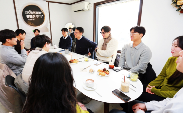 ‘카페인(cafe-in) 토크' 진행 모습