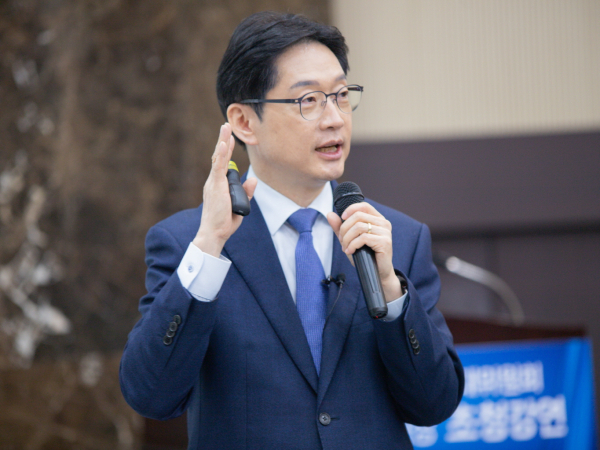 김경수 위원장이 호서대를 방문해 특강하고 있다.