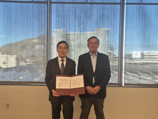 유길상 총장이 애리조나주립대 마이클 크로우 총장과 업무협약을 맺고 기념촬영을 하는 모습