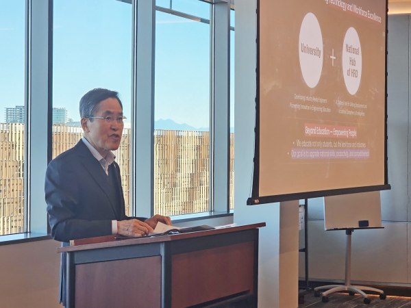 유길상 한국기술교육대 총장이 지난 13일, 미국 애리조나주립대에서 발표하는 모습