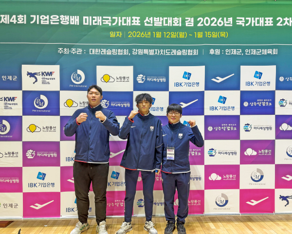 대회를 마친 후 수상자들이 기념촬영.(왼쪽부터 장배준, 조지호 선수, 박종길 코치)