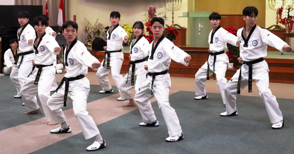 태권도선교단 단원들이 공연을 선보이고 있다.