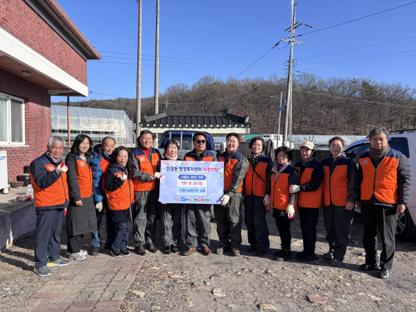 16일 사랑나눔봉사단이 진잠동 저소득 가정을 위해 연탄을 기탁하고 기념촬영