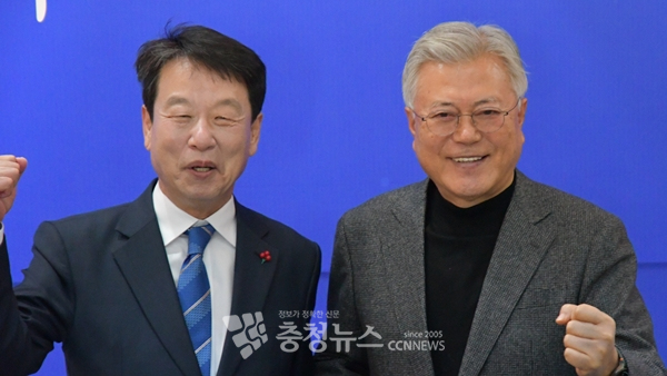 문재인 전 대통령(오른쪽)과 김한수 전 배재대 부총장