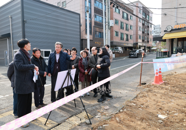19일, 유성구청 관계자가 진잠사회복지관 건립 예정지를 방문해 추진 현황을 점검하고 있다.