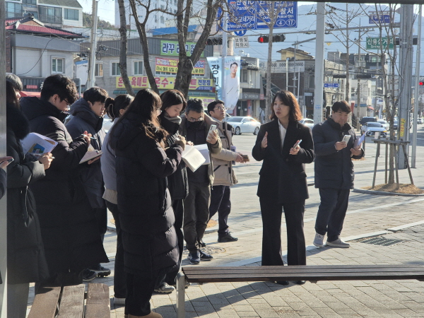 (가칭) 충남중 어린이·청소년 영어도서관 설계공모 현장설명회 모습