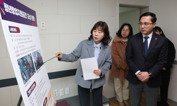 박희조 동구청장이 청년창업지원공간을 둘러보며 관계자들과 현장 점검을 하고 있다.