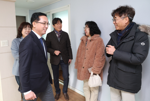 박희조 동구청장이 청년창업지원공간을 둘러보며 관계자들과 현장 점검을 하고 있다.