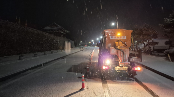 19일 도로 제설 작업 진행 모습