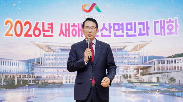 19일, 운산면 행정복지센터에서 진행된 운산면민과 대화 진행중인 이완섭 시장.