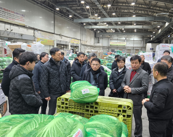정해웅본부장, 조합장, 임직원이 농협대전공판장을 방문하여 농산물 유통 현장점검 모습