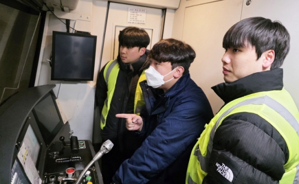 우송디젯철도아카데미 제2종 전기차량 운전면허 취득과정 교육생들을 대상으로 기관사 현장실습 과정 중 본선 선로견습을 하고 있다.