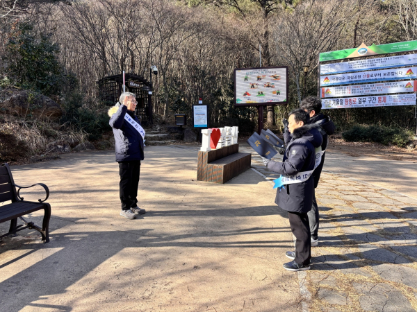 정기연 국가철도공단 호남본부장(가운데)과 공단직원/협력사 공동 안전․청렴 결의문 낭독 보고 장면 촬영을 하고 있다.