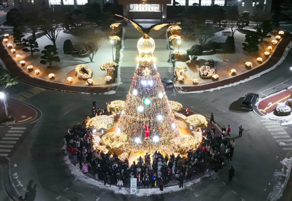 쿰캠프에 참여한 아이들이 백석대 트리앞에서 기념사진을 찍고 있다 (항공샷)