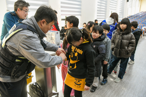 경찰 체험을 진행중인 사진 사진