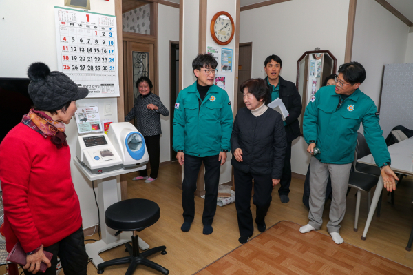 한파 쉼터 전수 점검(황침현 부시장과 관계 공무원들이 경로당을 방문해 안부 확인 및 난방시설 이상 유무를 확인하고 있다)