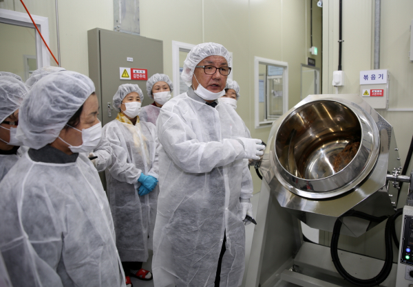 농산물가공지원센터에서 교육을 듣는 모습.