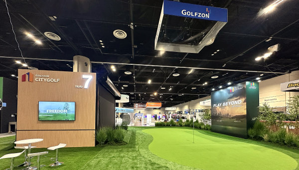 2026 PGA쇼 현장에 설치된 도심형 골프장 골프존 시티골프 그린 구역 모습