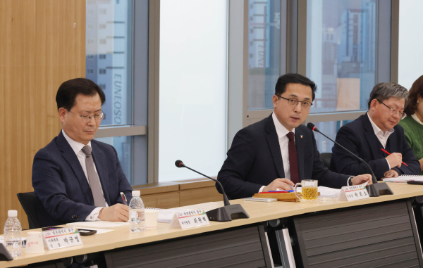 박희조 동구청장이 공약사업 및 핵심과제 추진상황 보고회에서 발언하고 있다.