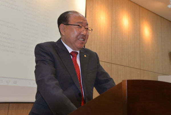 인사 하는 박상희 대한주택관리사협회 세종특별자치시회 회장<br>