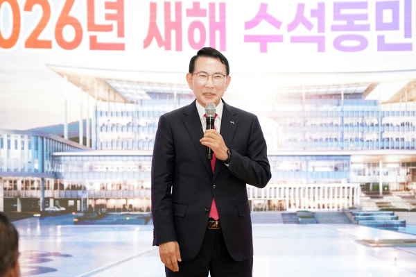 21일, 수석동 주민자치센터에서 열린 수석동민과 대화를 진행 하고 있는 이완섭 시장