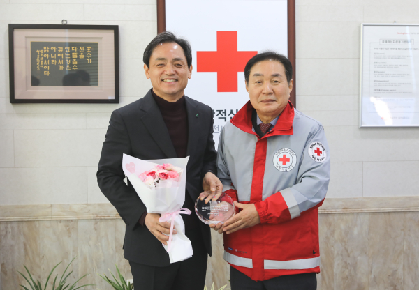 정국영(좌) 대전도시공사 사장이 정상직(우) 대한적십자사 대전세종지사 회장로부터 감사패를 받았다.