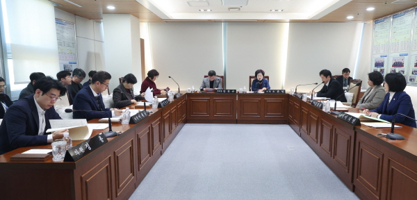 22일, 운영위원회 및 전체의원 간담회 개최 모습