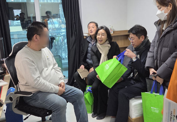 판암2동 ‘웰컴 해봄’ 사업 가정방문 상담 모습