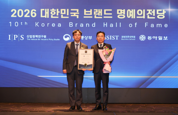 22일 서울 서초 엘타워에서 열린 ‘2026 대한민국 브랜드 명예의 전당 시상식’에서 ‘디지털 에이아이(AI) 품질 부문’ 대상을 수상했다. 사진은 윤영민 서부발전 품질경영부장(오른쪽)이 기념촬영