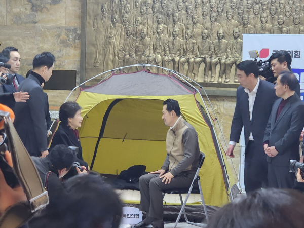 박근혜 전 대통령이 22일 국회 로텐더홀에서 국민의힘 장동혁 대표와 대화하고 있다.