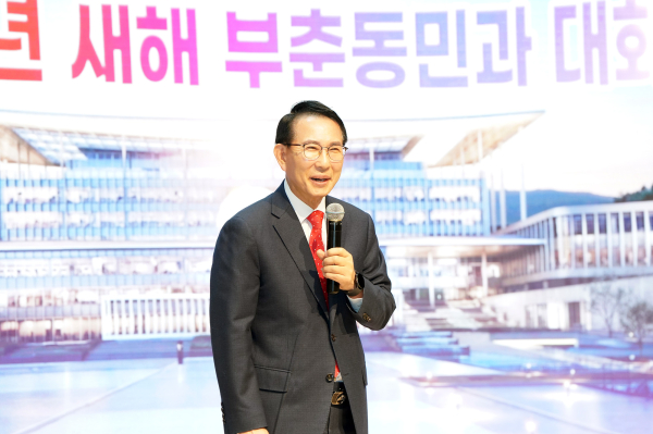 22일 서산문화원에서 진행된 부춘동민과 대화 중인 이완섭 시장 모습