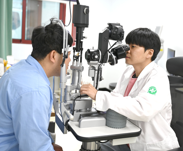 청양군 보건의료원에서 안과 진료를 받는 모습