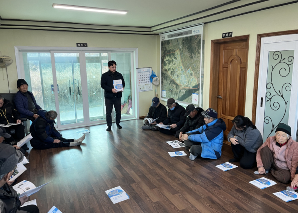 마을단위 LPG 소형저장탱크 보급사업 설명을 듣고 있는 청남면 중산리 마을 주민들의 모습