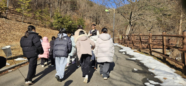 국립예산치유의숲에서 겨울 방학을 맞은 청소년들이 산림치유프로그램을 즐기고 있다.(2025년 운영 모습)