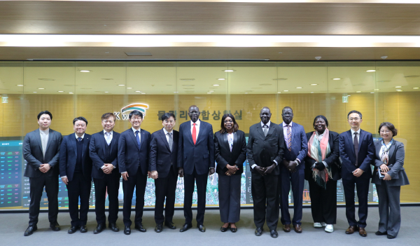 지난 21일, 대전 한국수자원공사 본사를 방문한 남수단(The Republic of South Sudan) 대표단이 디지털트윈 빅보드가 적용된 물관리종황상황실 견학 후 기념사진을 촬영하고 있다.(사진 왼쪽 네 번째 고영공 한국수자원공사 인재개발원장, 왼쪽 여섯 번째 마둣 비아 옐(Madut Biar Yel) 남수단 고등교육·과학기술부 장관(Minister of Higher Education, Science and Technology), 왼쪽 일곱 번째 사라 클레토 리알(Sarah Cleto Rial) 남수단 보건부 장관(Minister of Health))
