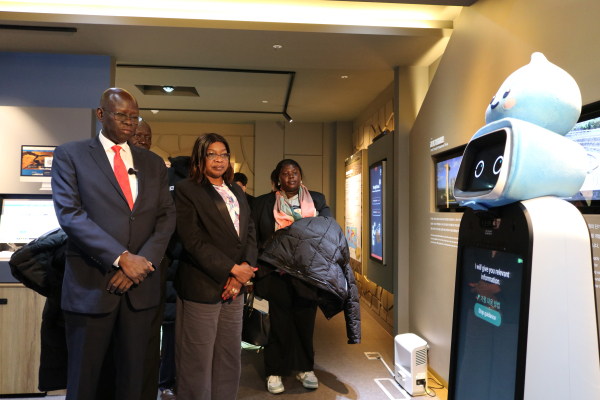 지난 21일, 남수단(The Republic of South Sudan) 대표단이 가뭄교육체험장에서 도슨트 로봇을 통해 가뭄 예·경보 등 가뭄 관련 종합적인 설명을 듣고 있다.